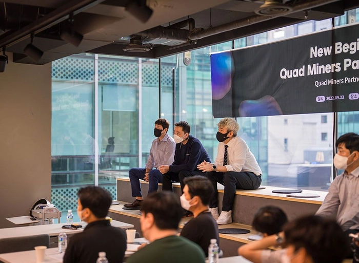 쿼드마이너-UI/UX  웹 개발자 (3년차 이상)