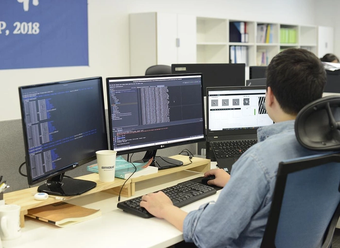 브릭-반도체 EES 프론트엔드 개발자